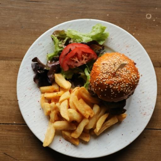 Le Burger VEGE fait maison du café de la fontaine (entièrement végétarien)